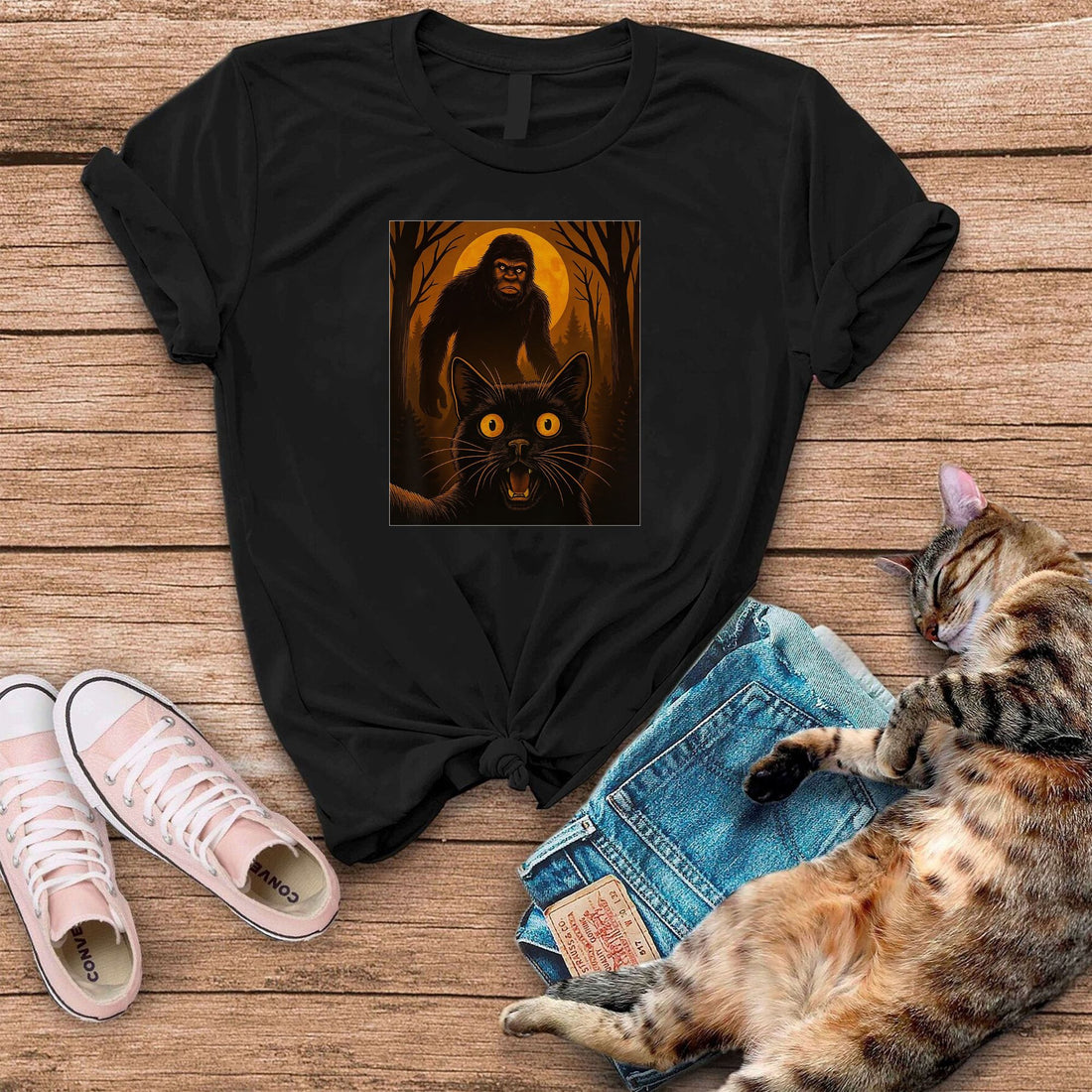 Scared Cat Selfie with Zombie Bigfoot Sasquatch Halloween Cat T-Shirt