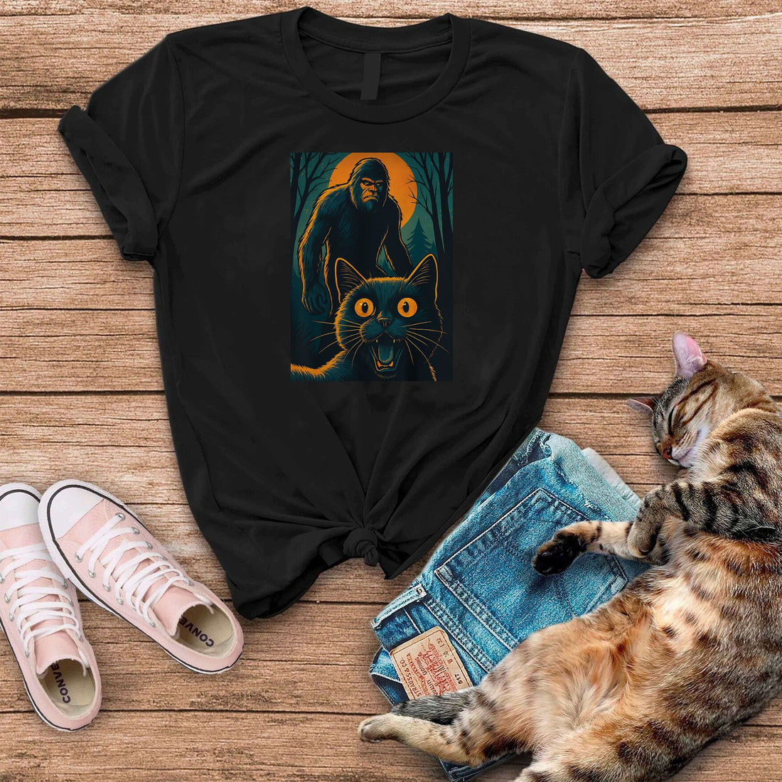 Scared Cat Selfie with Zombie Bigfoot Sasquatch Halloween Cat T-Shirt